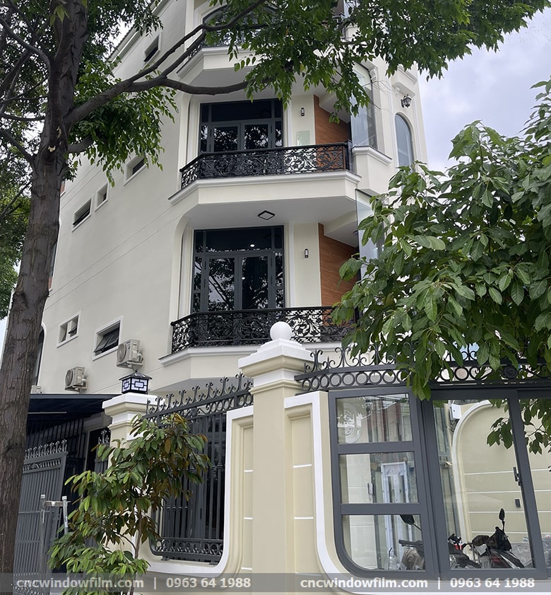 Dán kính đen tăng thẩm mỹ