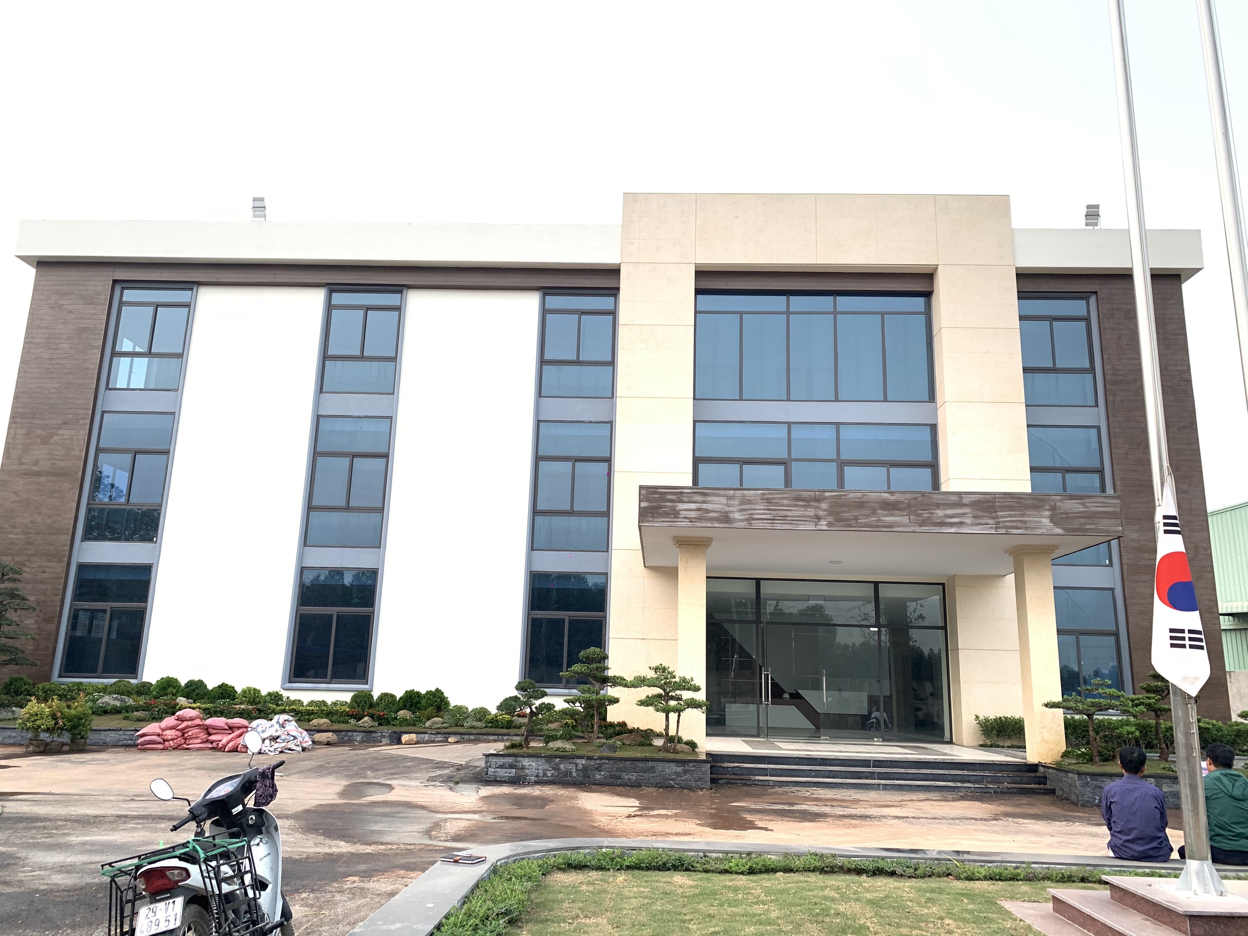 Dán đổi màu kính