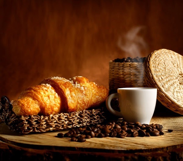 Mẫu tranh dán tường với hình ảnh ly cafe và bánh mì