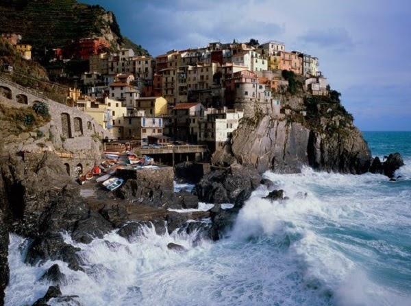 Mẫu tranh phong cảnh dán tường một khu dân cư gần biển
