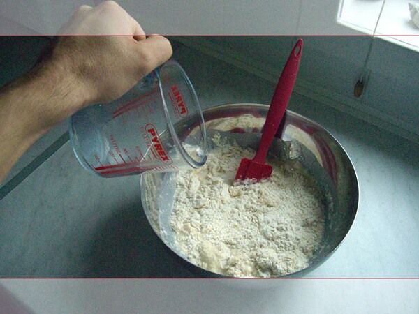 Pha keo bột, kết hợp 3 – 4 lít nước hòa cùng 1 túi bột keo